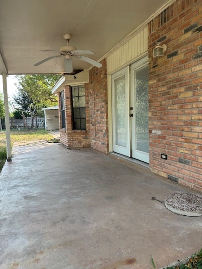 Building Photo - 2310 Hackberry Ave