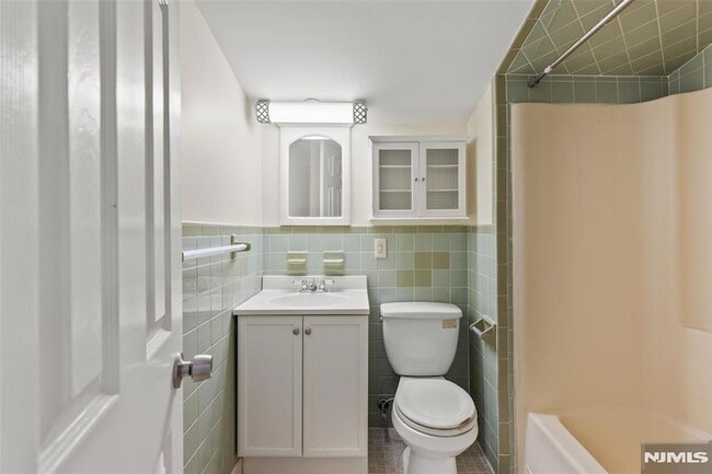 Building Photo - 146 Main St