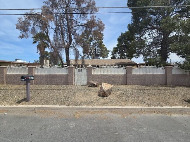 Building Photo - Spacious 3bd/1ba in a HUGE GATED Property!
