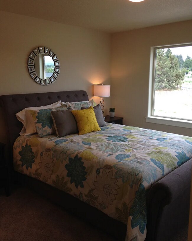 Building Photo - Beautiful 3 Bed/2.5 Bath Townhome in Great Location - Vail Lane