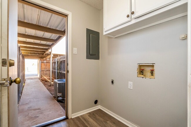 Building Photo - Fully Remodeled Townhome with Loft and Pri...