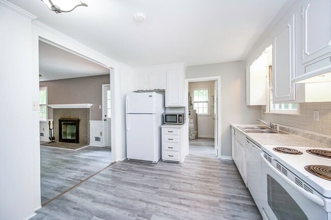 Building Photo - Charming 3BR Home with Hardwood Floors, Fireplace & Bright Living Spaces in Midlothian