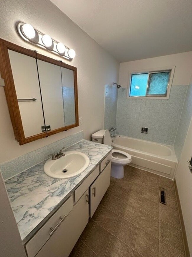 Building Photo - Beautiful 4 Bedroom 2 Bathroom house! #1103
