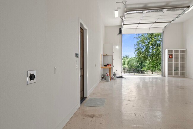 Building Photo - 2924 Candace Cir
