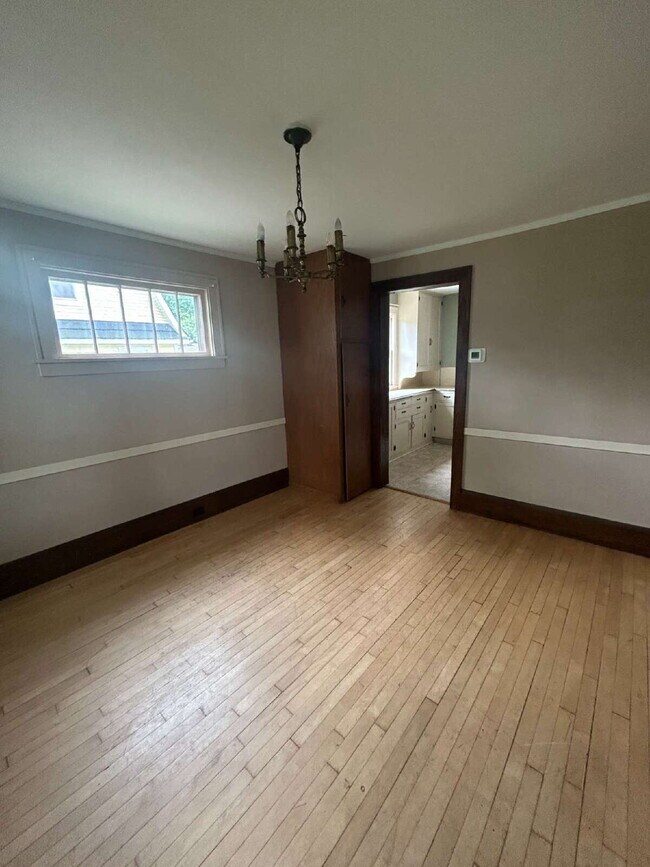 Building Photo - 4 Bedroom, 1.5 Bathroom - Available Now!