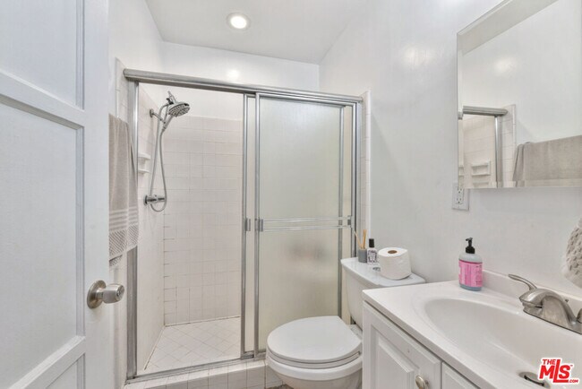 Building Photo - 4905 Coolidge Ave