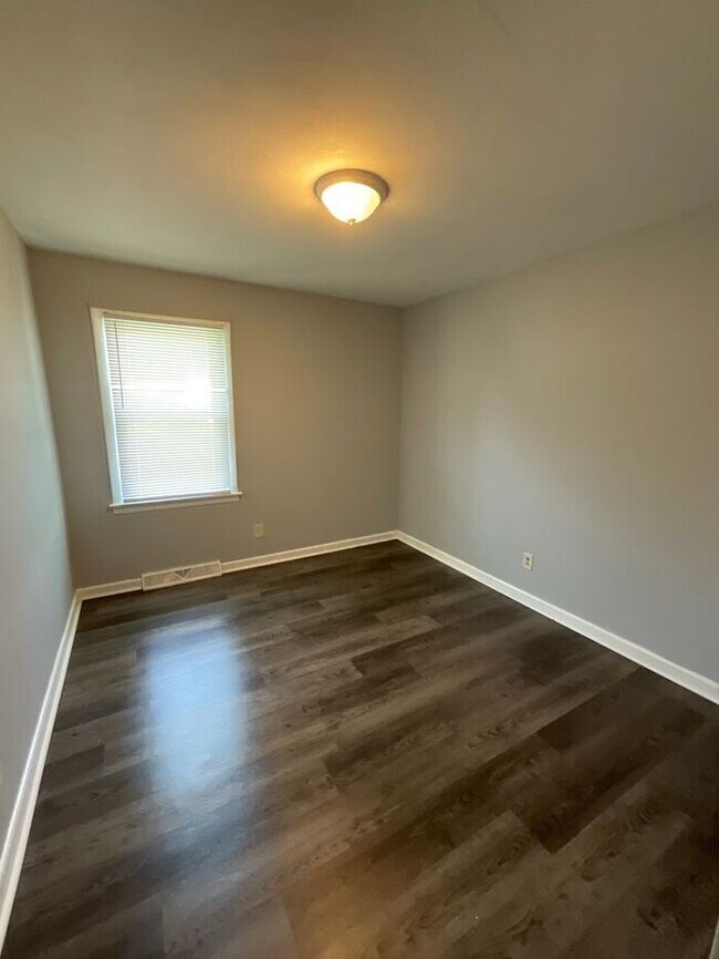 Building Photo - 3 bedrooms one bath apartment located in the Highlands, section of Portsmouth