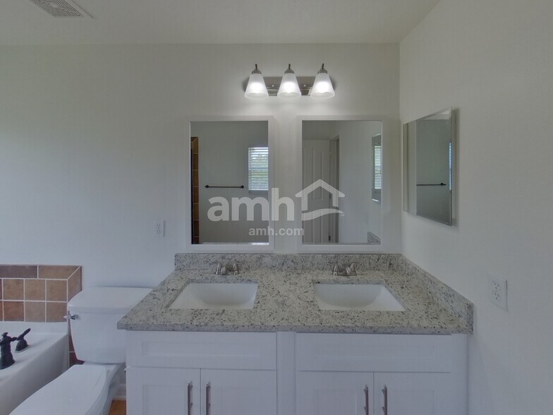 Building Photo - 19640 Timberbluff Dr