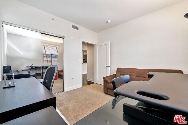 Building Photo - 436 S Virgil Ave