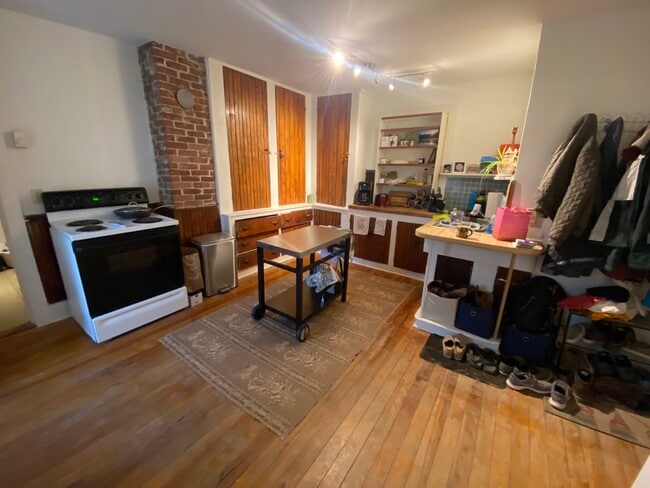 Building Photo - 139 Railroad St