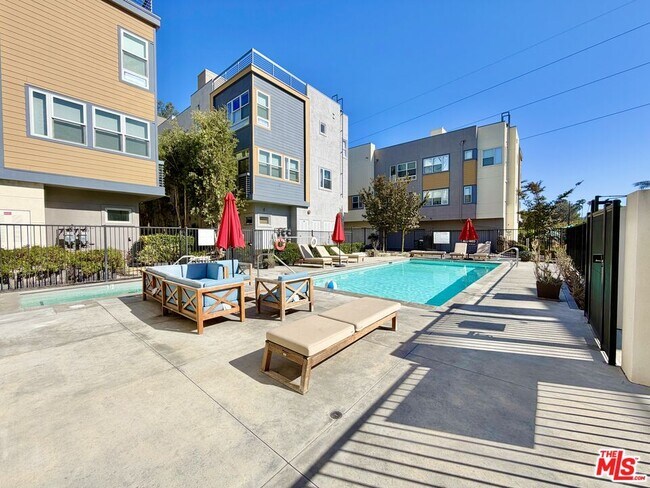 Building Photo - 2753 Waverly Dr
