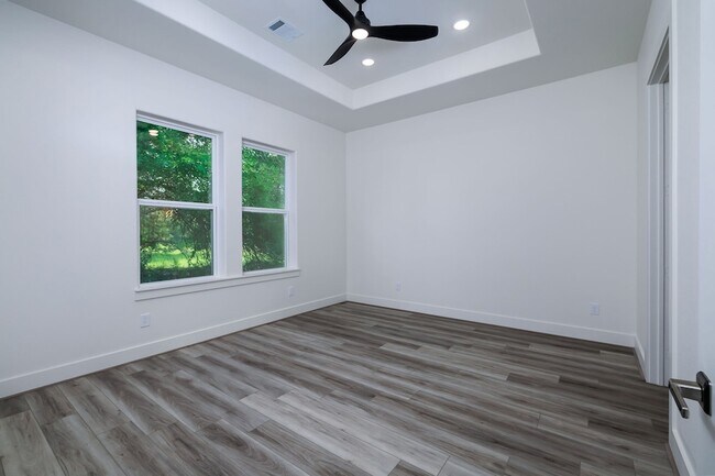 Building Photo - 68 Fairway Dr
