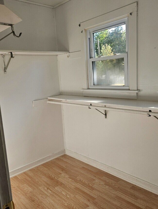 Building Photo - 733 Schomer Ave