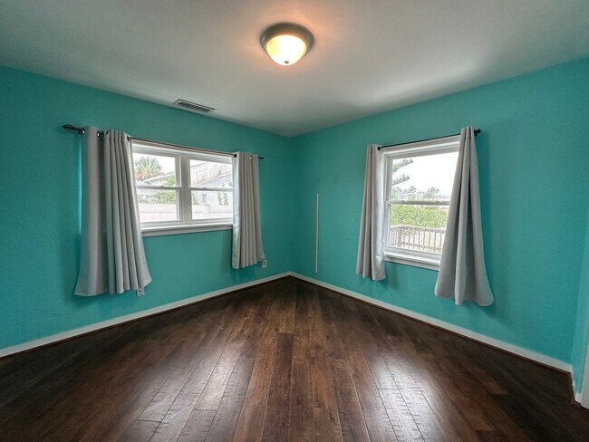 Building Photo - 3-Bedroom, 2-Bath Home Just Steps from the...