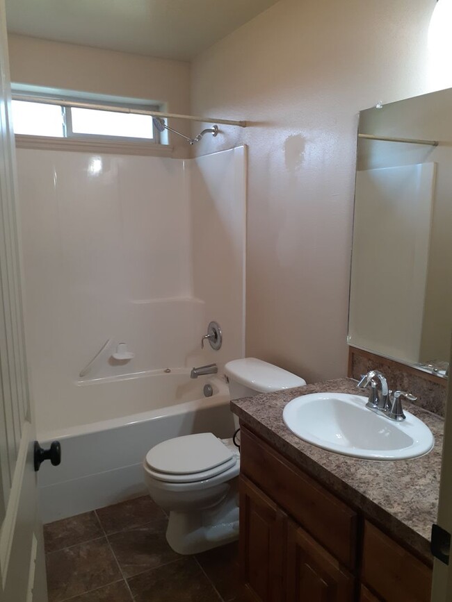 Building Photo - 3 bed 2 bath twin home located in Stonebri...