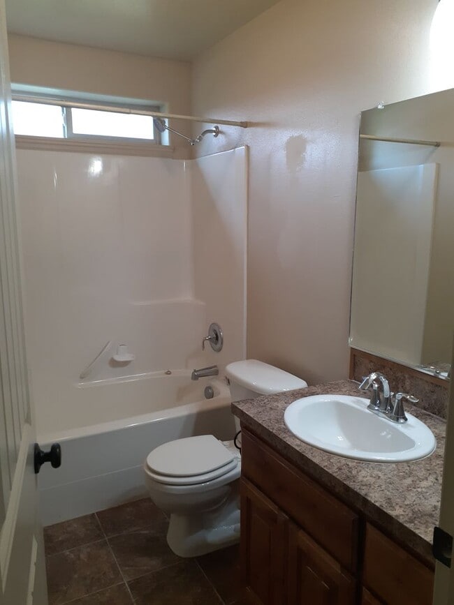 Building Photo - Charming 3-Bedroom, 2-Bathroom Twin Home in Stonebridge Subdivision