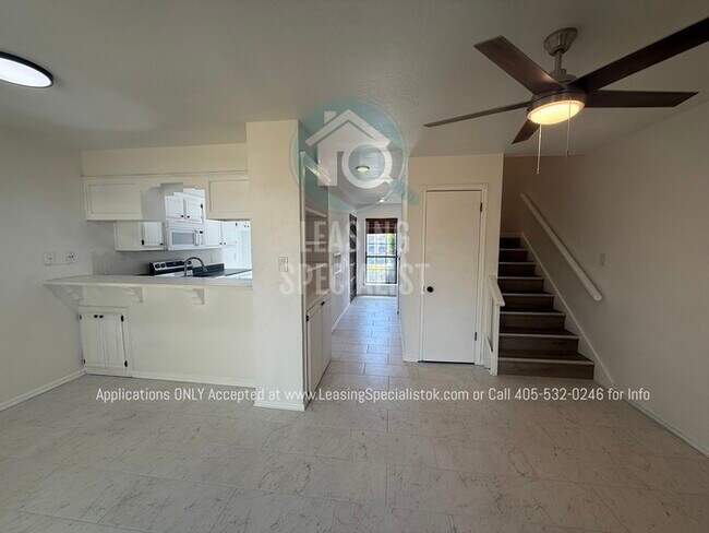 Building Photo - West Norman 2 Bed 1.5 Bath Townhouse Available for Your Immediate Move!