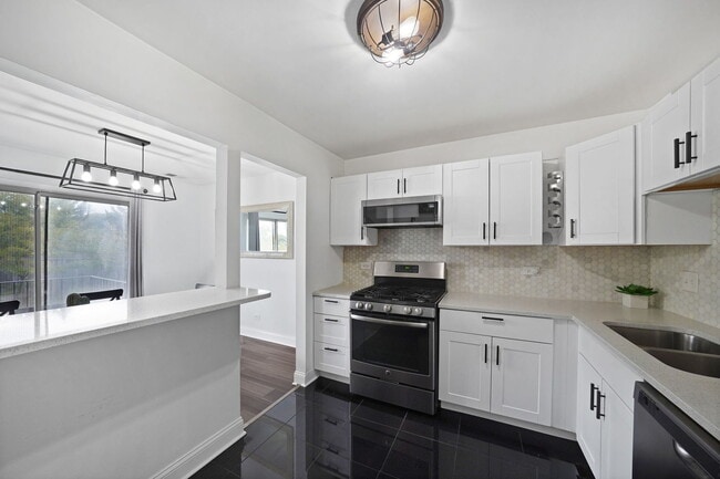 Building Photo - 7050 Newport Dr