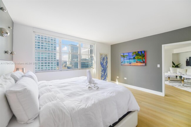 Building Photo - 801 Brickell Bay Dr