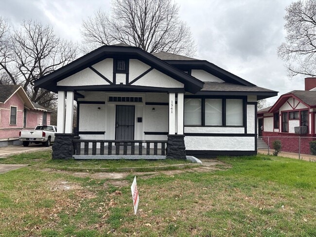 Building Photo - Newly updated 3-bedroom, 1-bath home - Open To Section 8