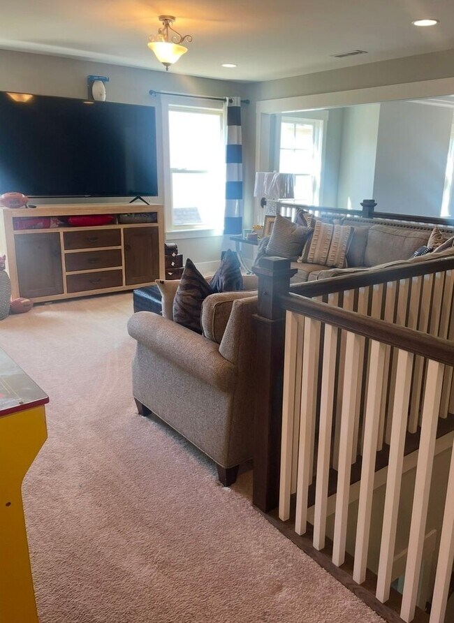 Building Photo - 1013 Edgewater Ln