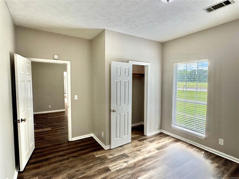 Building Photo - 1520 Hogan Rd