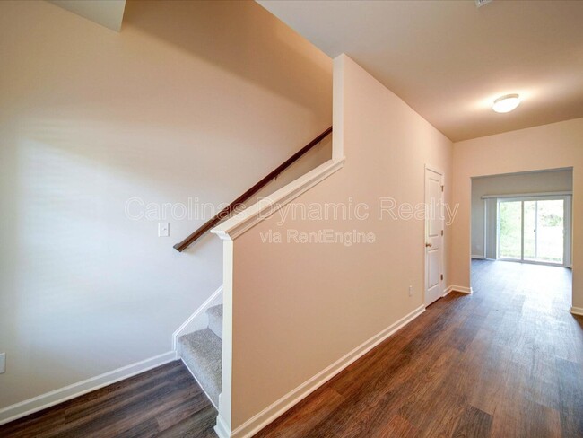 Building Photo - 916 S Battleground Ave