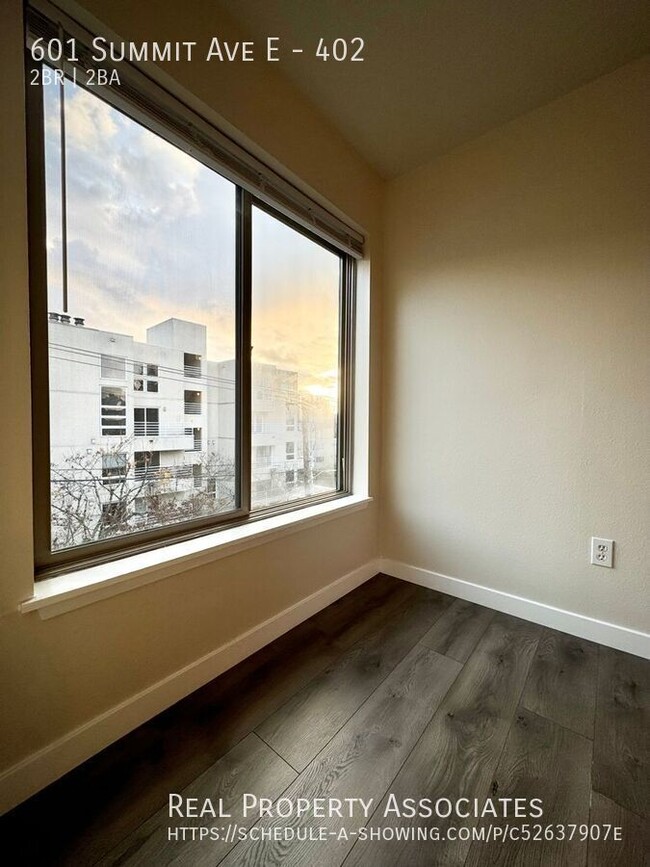 Building Photo - Spacious Apartment with Stunning Views and...