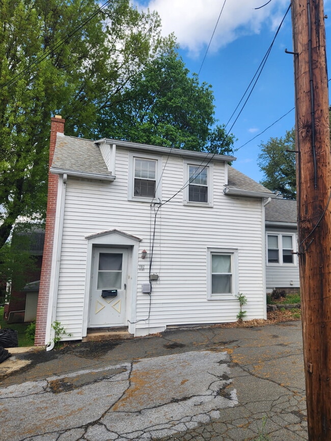 Building Photo - 502 E 1st St