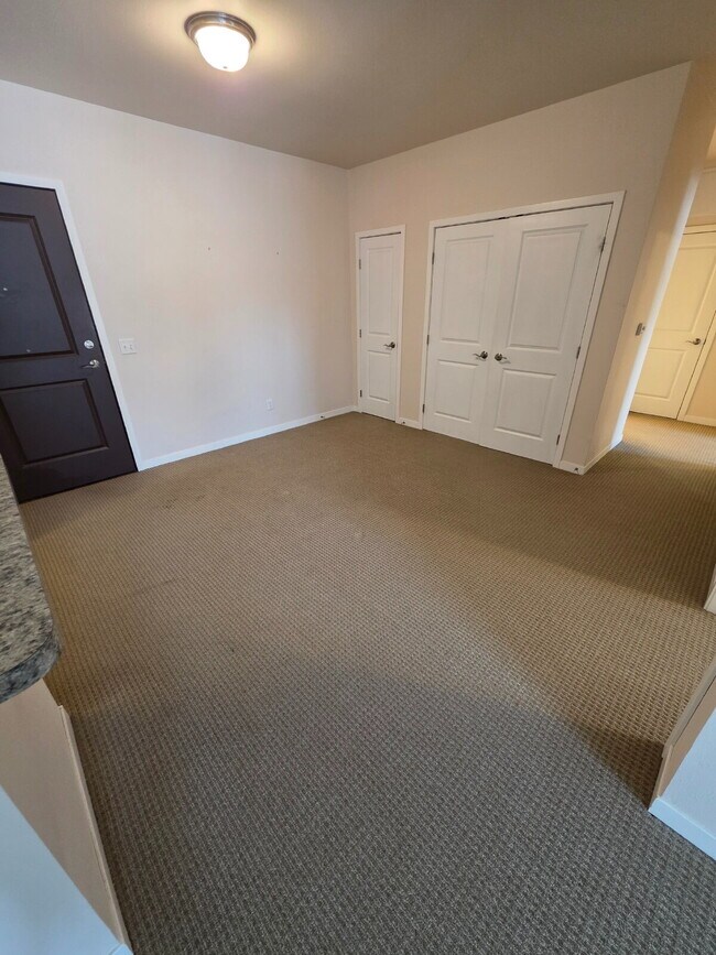 Building Photo - 2 Bedroom | 1 Bathroom 2nd Floor Apartment Available RIGHT NOW!