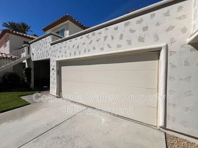 Building Photo - 289 Vista Royale Cir W