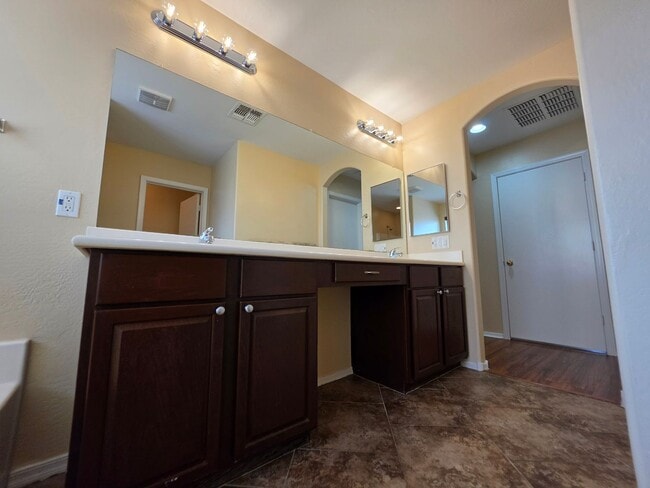 Building Photo - 7805 S 48th Ln