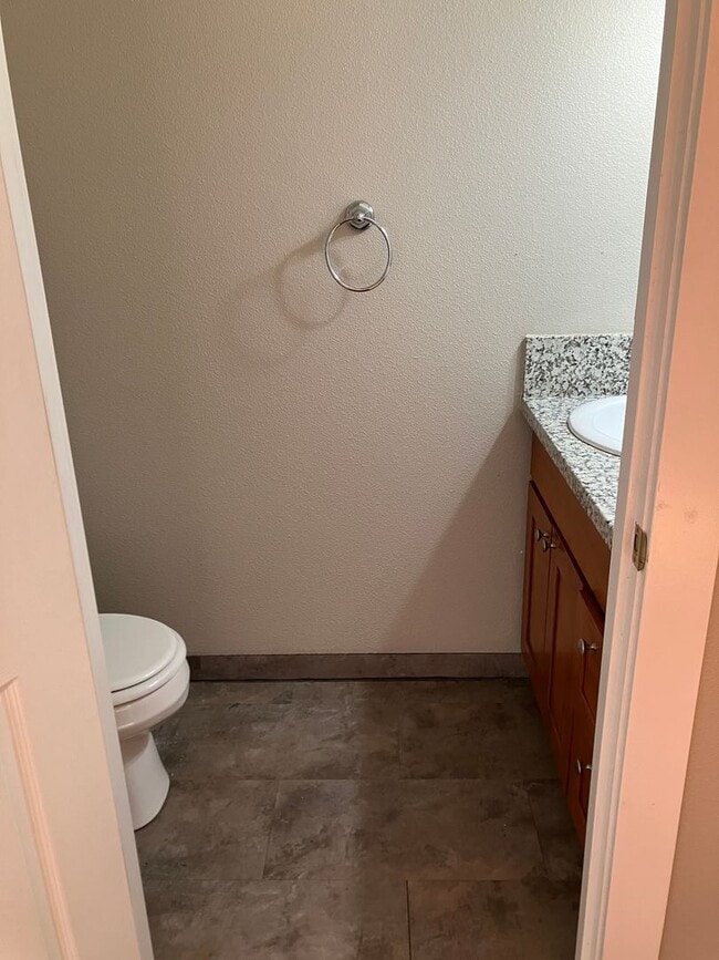 Building Photo - Townhouse, 1.5 bath, w/d in unit, private back patio, all dogs welcome!