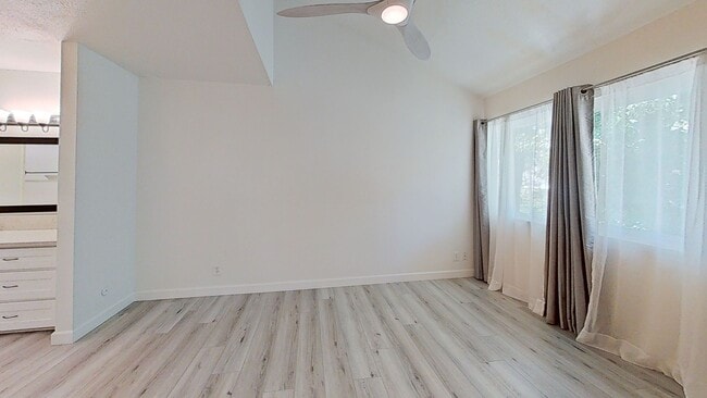 Building Photo - 3/Bedroom Townhouse In Woodland Hills!