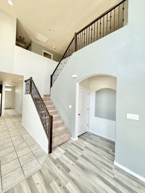 Building Photo - 920 Crown Ct NE