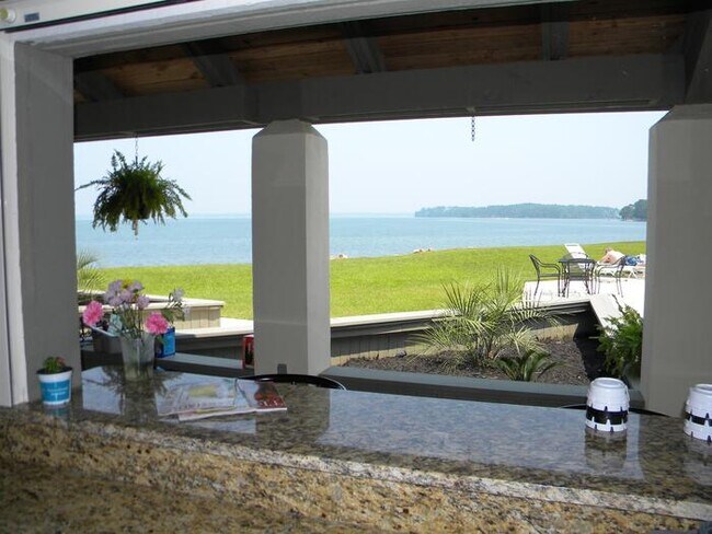 Building Photo - Lake Murray View Condo!
