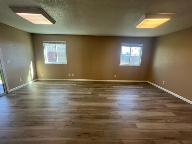 Building Photo - Spacious 4bed 2bath home in Elverta!