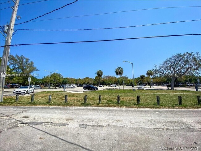 Building Photo - 8415 Harding Ave