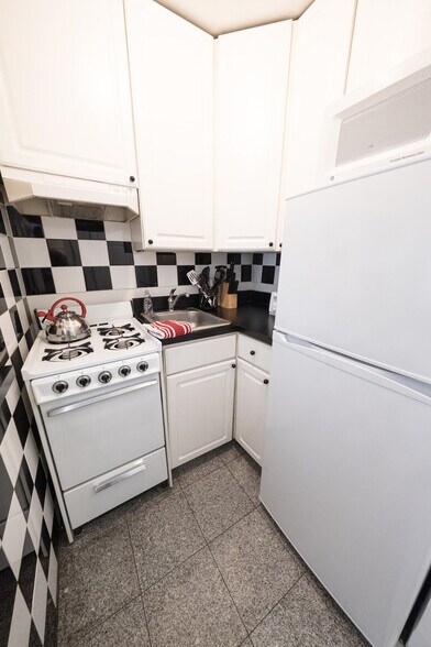 Building Photo - 328 E 74th St