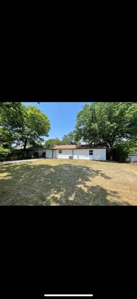 Building Photo - 225 E Coral Way