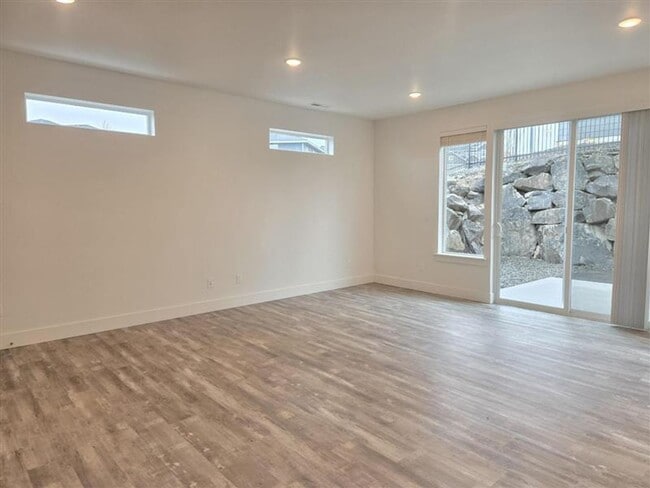 Building Photo - 1 MONTH FREE WHEN YOU SIGN A 15 MONTH LEASE! BRAND NEW TOWNHOME IN THE DESIRABLE SOUTHRIDGE AREA!