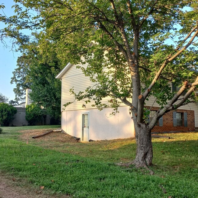 Building Photo - 1028 Long Meadows Dr