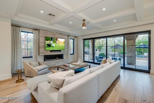 Building Photo - 8280 E Tailfeather Dr