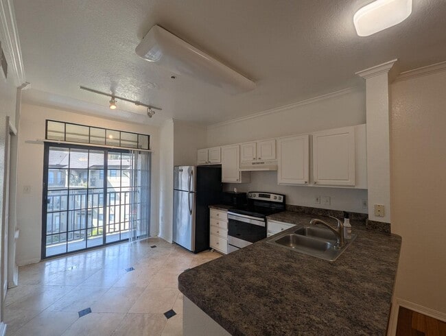 Building Photo - 1x1 top floor unit with balcony, beautiful...