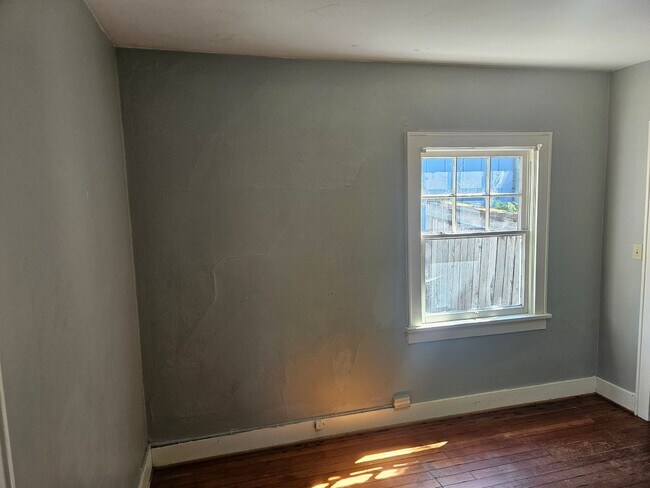 Building Photo - 876 1/2-1470 1/2 Lawrence St