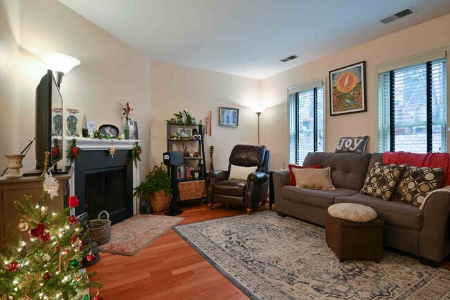 Building Photo - 1 Bed/1 Bath in Capitol Hill Ã¢?? Fireplac...