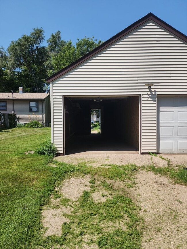 Building Photo - 304 S Wisconsin St