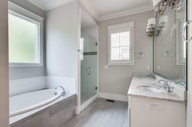 Building Photo - Stunning 4BE/3.5BA home in the heart of Green Hills!