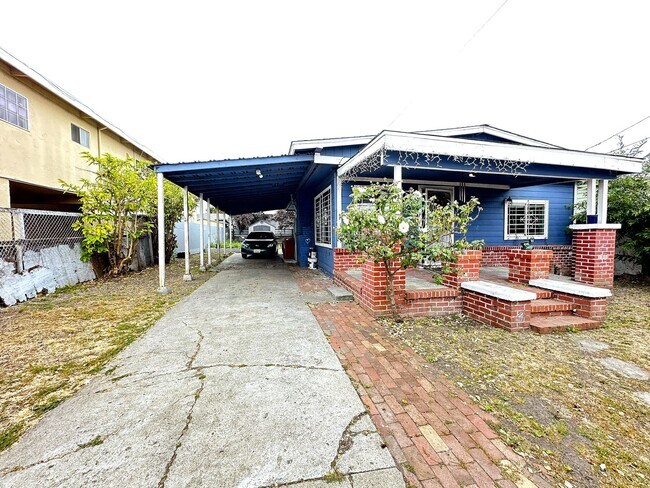 Building Photo - 574 Duboce Ave