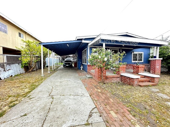Building Photo - ~Lovely 2bdrm/2bath Newly Remodeled Home W/Washer&Dryer Hook Ups!